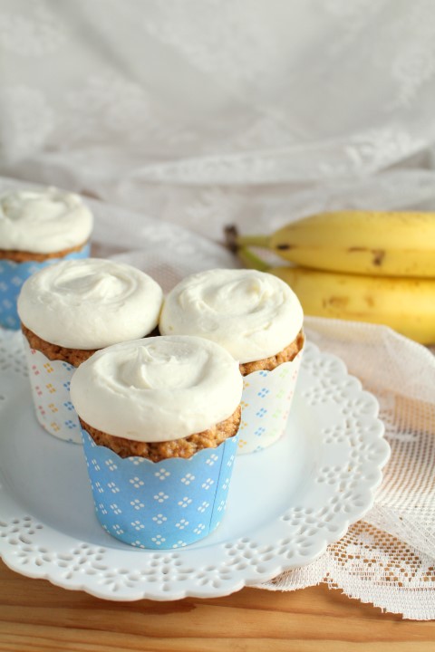 Banana Oatmeal Cupcakes with Cream Cheese Frosting. Banana Bread in cupcake form. #QuakerUp #MyOatsCreation #spon