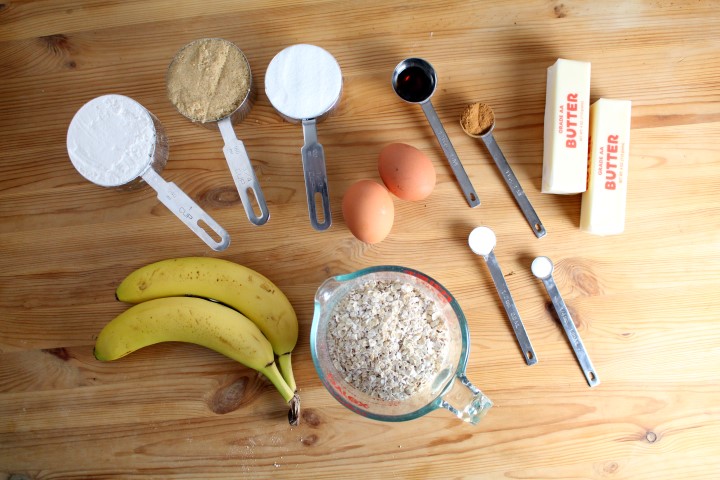 Banana Oatmeal Cupcakes with Cream Cheese Frosting. Banana Bread in cupcake form. #QuakerUp #MyOatsCreation #spon