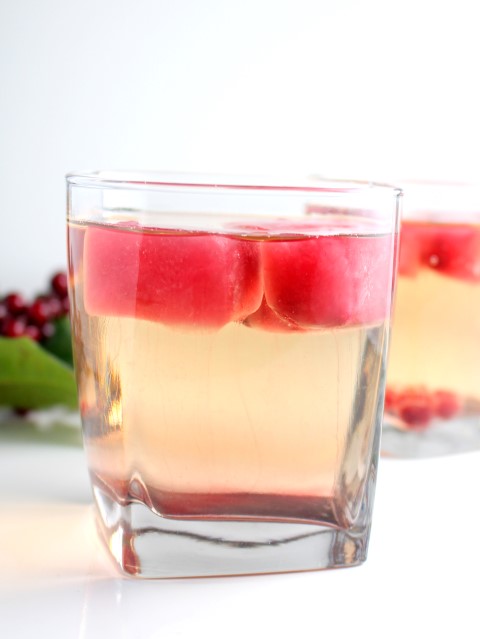 Sparkling White Cranberry Grape Punch is a  fun, easy holiday drink featuring 7UP®, white cranberry and white grape juice with elegant pomegranate ice cubes. #MingleNMix #CollectiveBias #ad