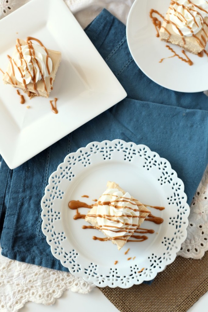 These Biscoff No Bake Cheesecake Bars are an easy, 4 ingredient, no bake cheesecake with all the yummy flavors of Biscoff Spread and Cookies.