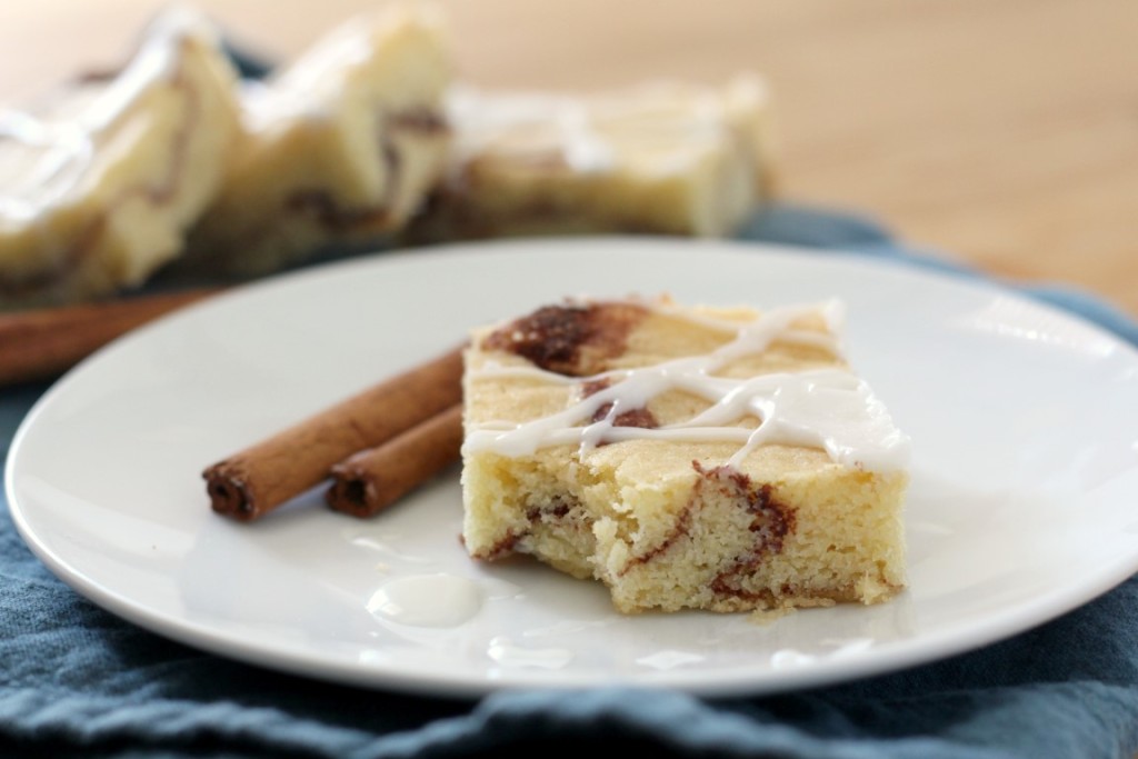 Cinnamon Roll Blondies | Cinnamon Swirled Blondies | easy bar recipe | Cinnamon Blondie Brownies