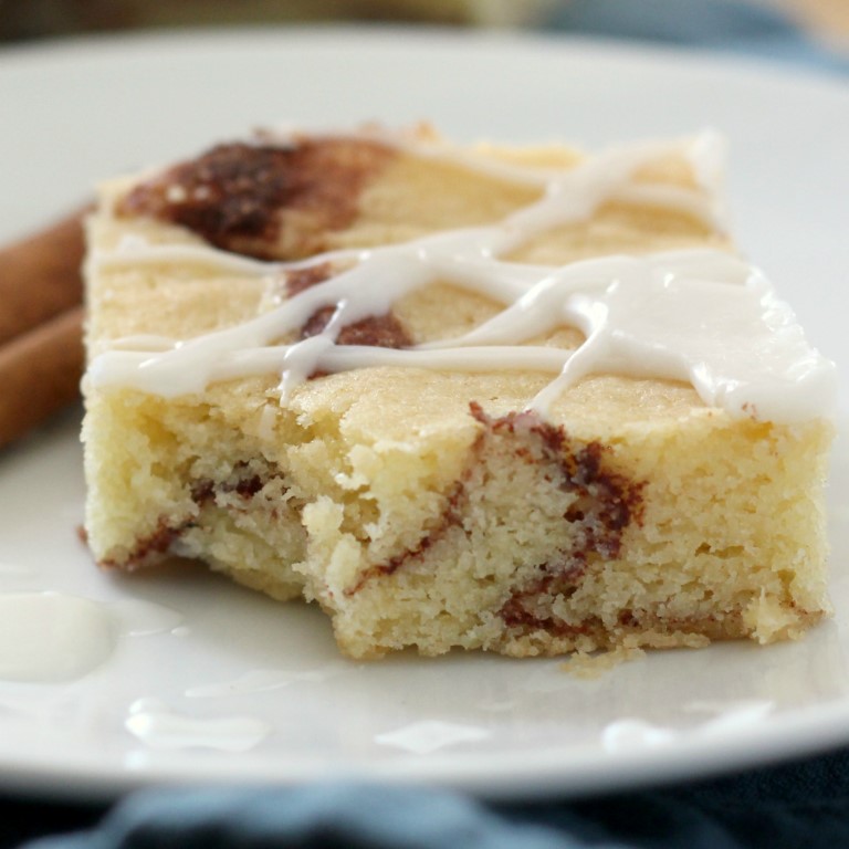 Cinnamon Roll Blondies | Cinnamon Swirled Blondies | easy bar recipe | Cinnamon Blondie Brownies