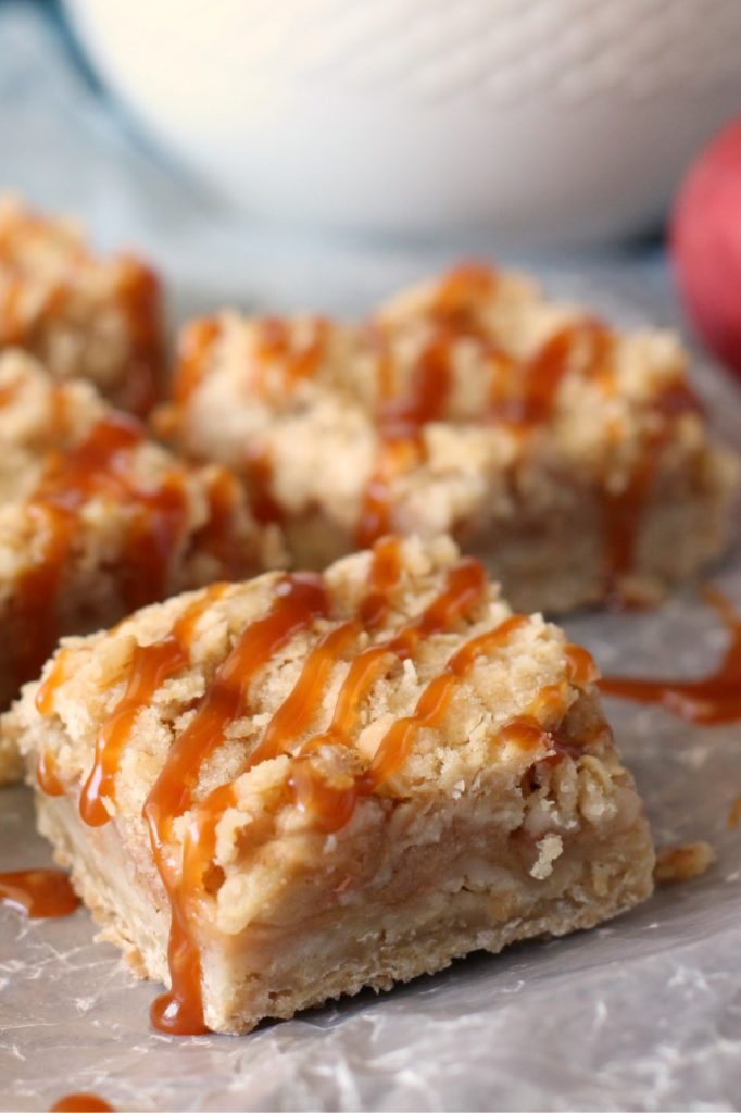caramel apple crumb bars | salted caramel apple bars | apple pie bars | Fall apple recipes | thanksgiving desserts