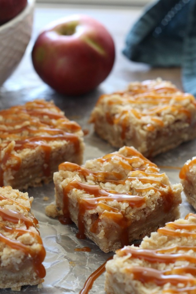 caramel apple crumb bars | salted caramel apple bars | apple pie bars | Fall apple recipes | thanksgiving desserts