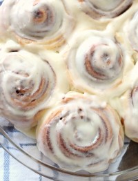 How to make the best cinnamon rolls ever with cream cheese frosting. They are easy to make and taste just like Cinnabon. Perfect Christmas Morning Cinnamon Rolls. #cinnamonrolls #cinnamon