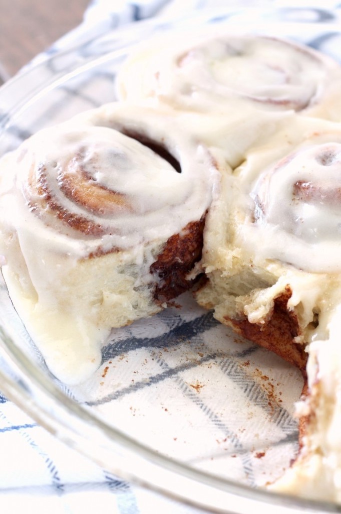 How to make the best cinnamon rolls ever with cream cheese frosting. They are easy to make and taste just like Cinnabon. Perfect Christmas Morning Cinnamon Rolls. #cinnamonrolls #cinnamon