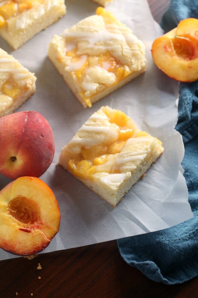 Fresh Peach Pie Bars. a perfect easy summer dessert for cookouts, potlucks and parties.