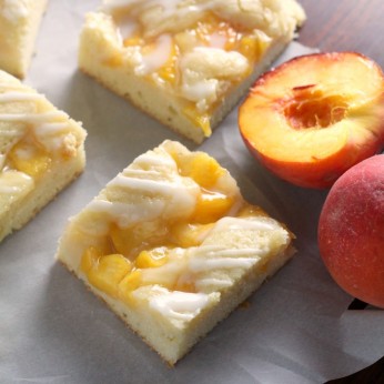 Fresh Peach Pie Bars. a perfect easy summer dessert for cookouts, potlucks and parties.
