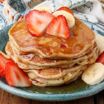 pancakes with strawberries and bananas