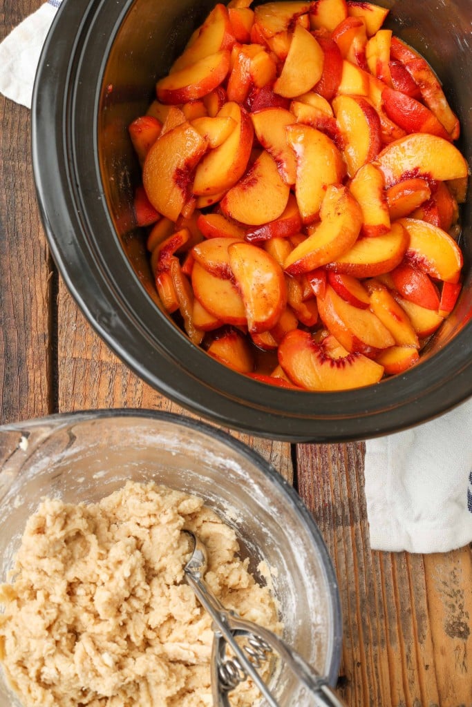All of the peaches have been stirred with sugar and spice, and is ready for topping.