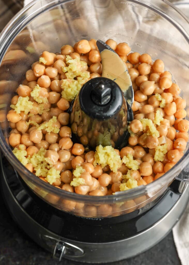 Chickpeas and garlic in food processor