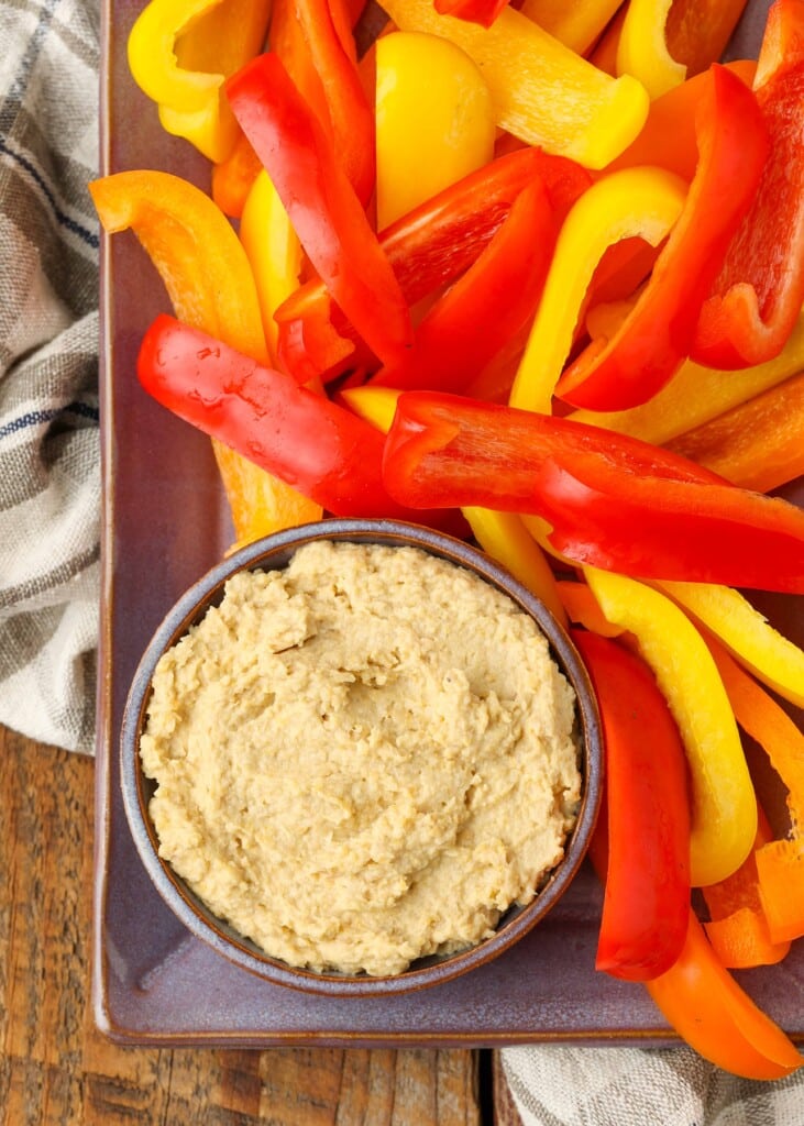 Bell peppers and creamy hummus