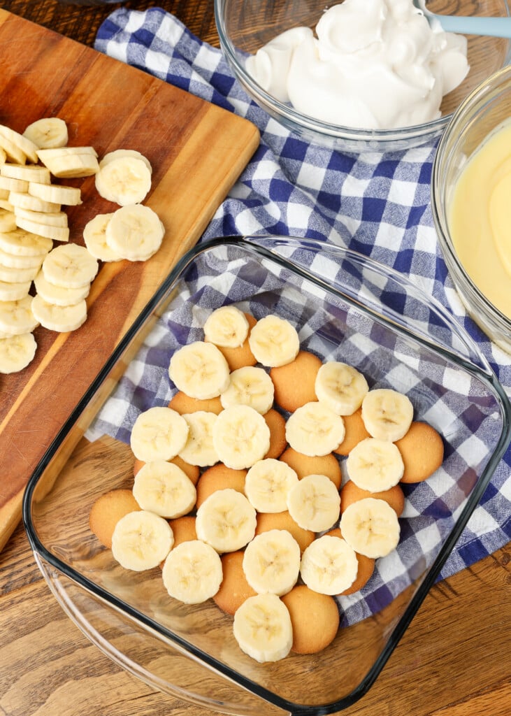 bananas, vanilla wafers, layered in dish